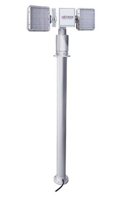 Teleskopmast med lamphuvud och Luxtension-logotyp